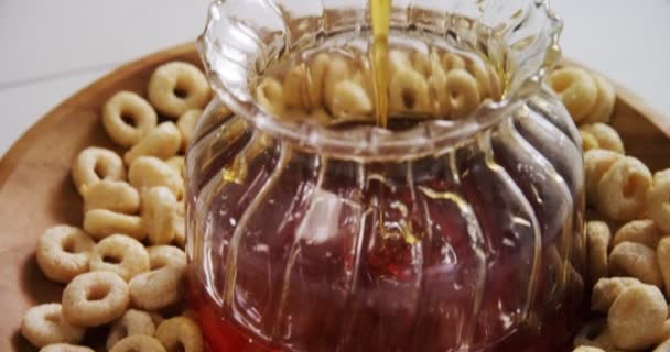 Med nalévá do misky — Stock video