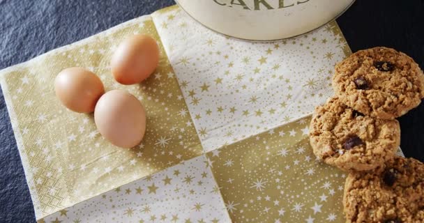 Huevos marrones y galletas en un papel de decoración — Vídeos de Stock