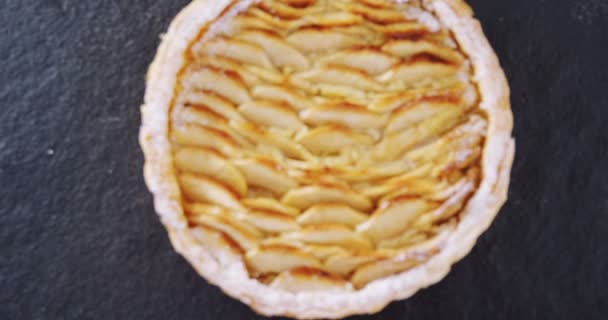 Крупный план яблочного пирога — стоковое видео