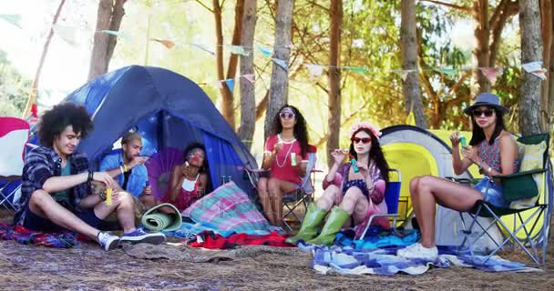 Amigos soplando burbujas en el festival de música — Vídeos de Stock