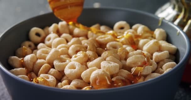 Miele versato in una ciotola di cereali — Video Stock