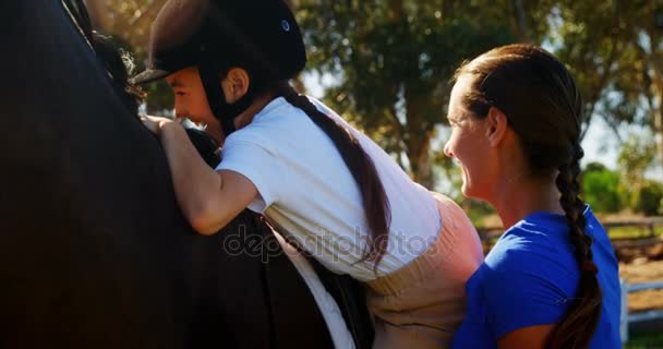 At Binme sırasında anne yardımcı kızı — Stok video