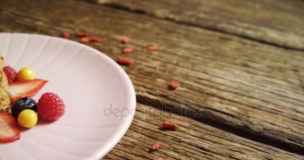 Gesundes Frühstück im Teller — Stockvideo