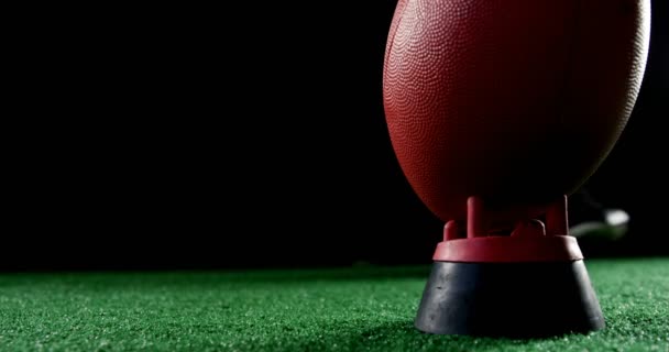 アメリカン フットボールの選手がボールを蹴る — ストック動画