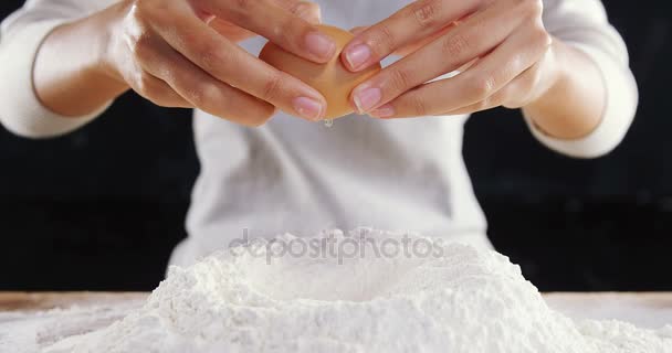 小麦粉に卵白を追加する女性 — ストック動画