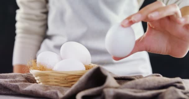 Kadın holding beyaz yumurta — Stok video