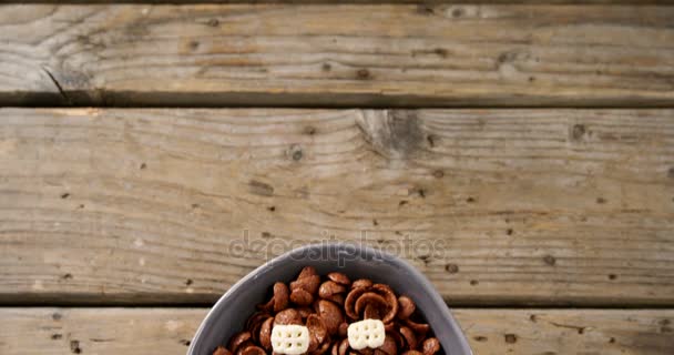 Chocolade cornflakes met honingraat granen — Stockvideo