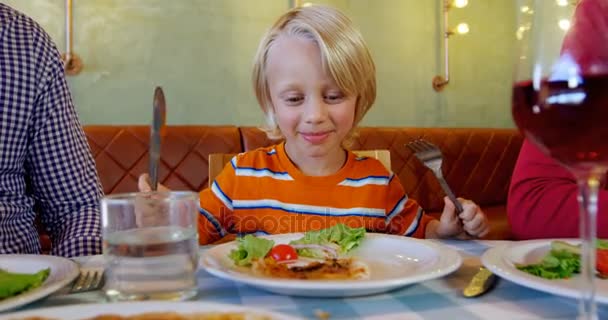 Familia cenando juntos en el restaurante — Vídeo de stock