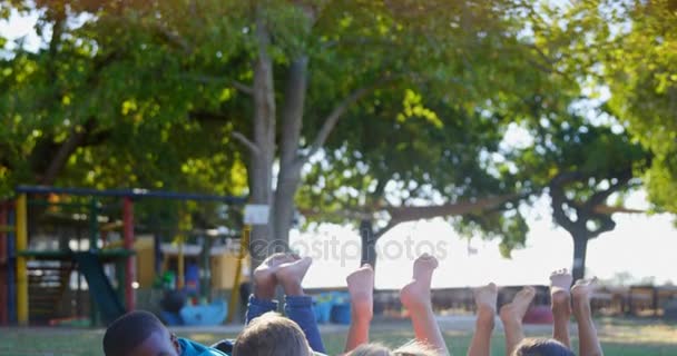 Kinderen in de speeltuin liggen — Stockvideo