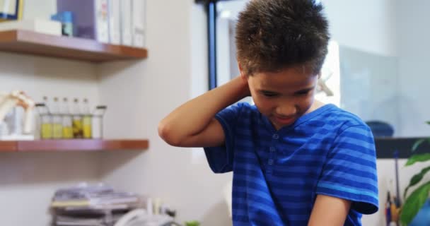 Niño teniendo dolor de cuello — Vídeos de Stock