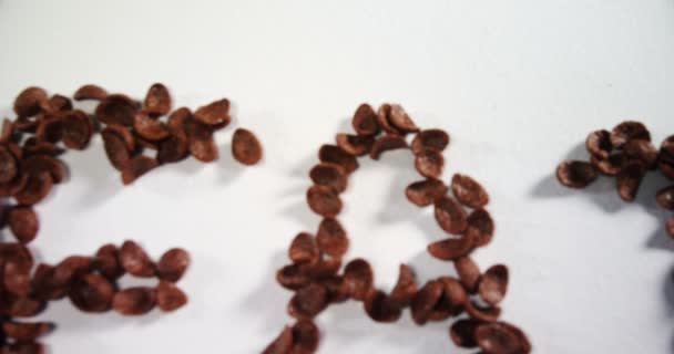 Choklad majsflingor ordnade äter text — Stockvideo