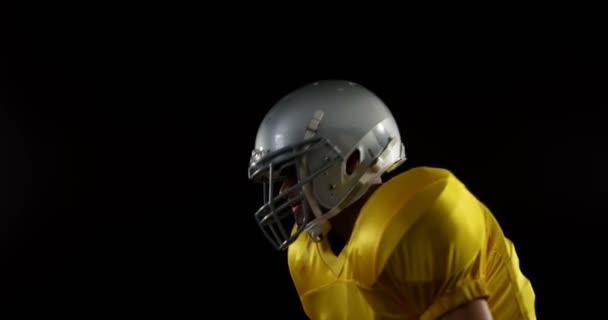 American football speler de bal vangen — Stockvideo