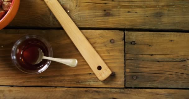 Νιφάδες σιταριού και μέλι στο ξύλινο τραπέζι — Αρχείο Βίντεο