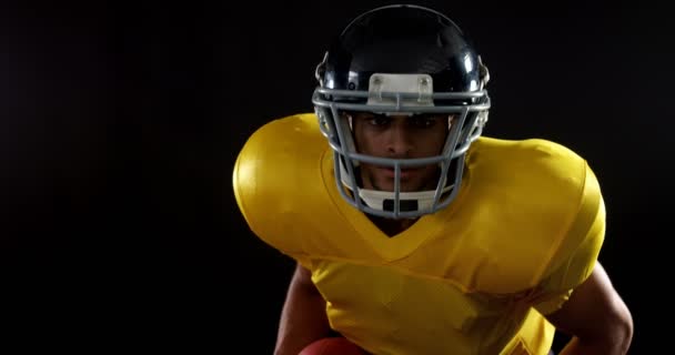 American football player holding ball — Stock Video