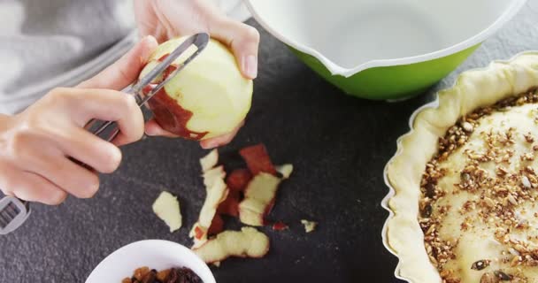 Mulher descascando a pele de maçã — Vídeo de Stock