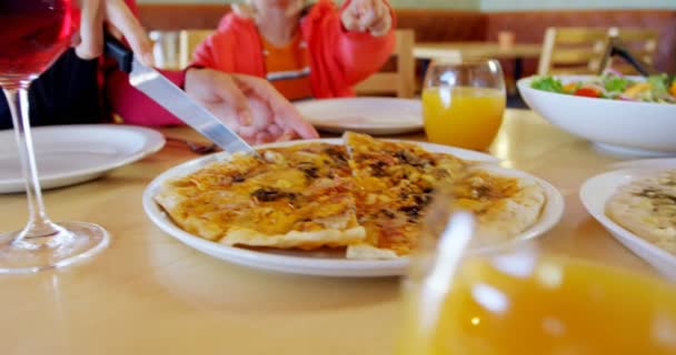 Mor och son att ha pizza på restaurang — Stockvideo