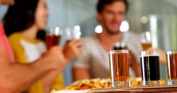 Amigos tomando un vaso de cerveza — Vídeo de stock