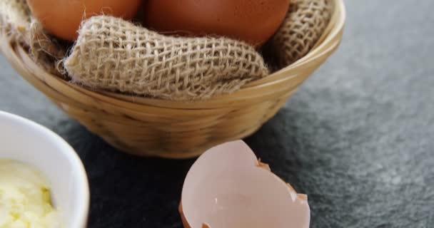Eieren op rieten bowl — Stockvideo