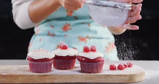 Γυναίκα άχνη ζάχαρη σκόνη σε σε cupcakes — Αρχείο Βίντεο