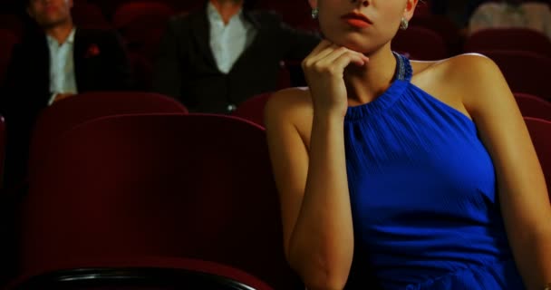 Mujer aburrida viendo películas — Vídeos de Stock