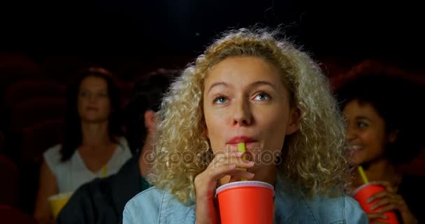 Femme regardant un film dans le théâtre — Video