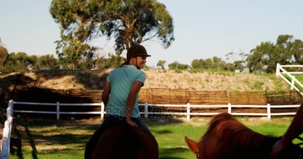 Vrienden rijdt paard in ranch — Stockvideo