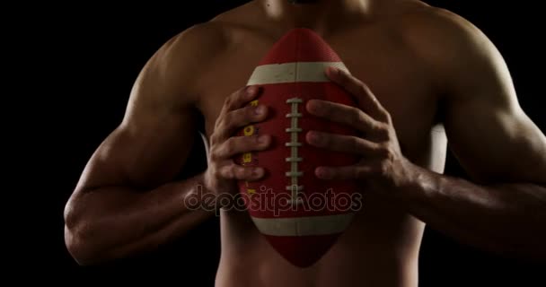 Americký fotbalista drží míč — Stock video
