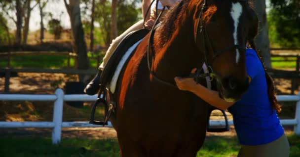 Moeder van meewerkende dochter tijdens het paardrijden — Stockvideo