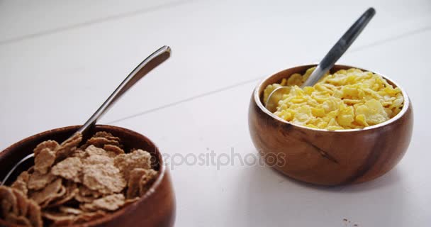 Fiocchi di frumento e cereali di grano in ciotola — Video Stock