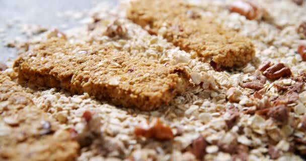 Granola bar com aveia espalhada — Vídeo de Stock