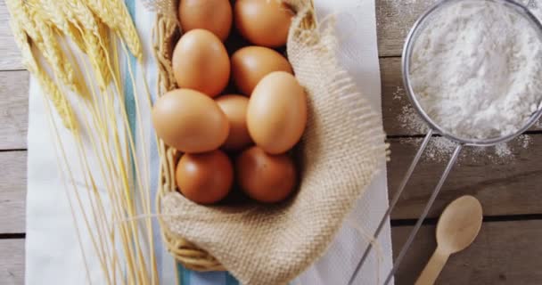 Olika ingredienser på träbord — Stockvideo