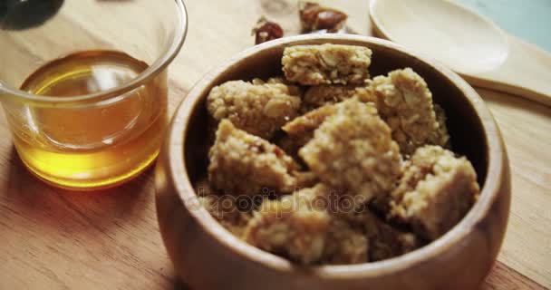 Granola barer i skål med honung och frukt — Stockvideo