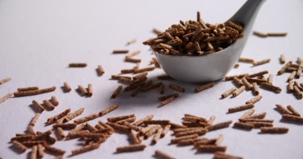 Palillo de salvado de cereales en cuchara — Vídeo de stock