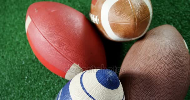 Palloni da calcio americani sul tappeto erboso artificiale — Video Stock
