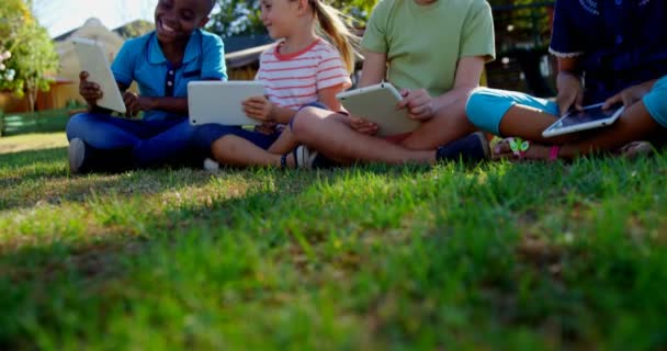 Niños usando tableta digital en el patio de recreo — Vídeos de Stock