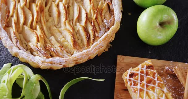 Tarta y manzana sobre fondo de hormigón — Vídeos de Stock