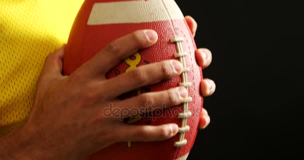Jugador de fútbol americano sosteniendo pelota — Vídeo de stock
