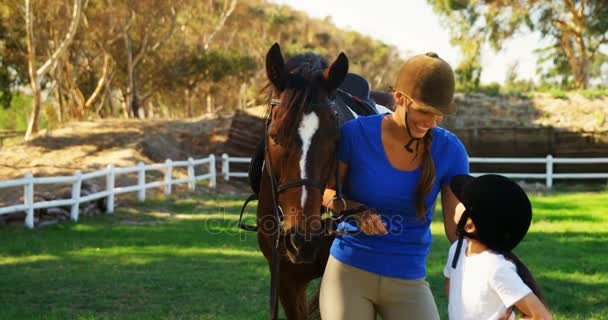 Madre e hija de pie con caballo — Vídeo de stock