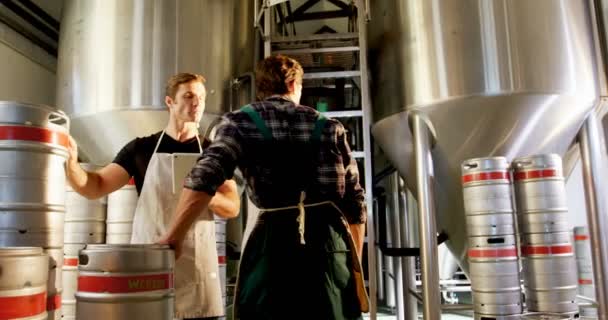 Dwa brewers utrzymanie rekord na cyfrowy tablicowy — Wideo stockowe