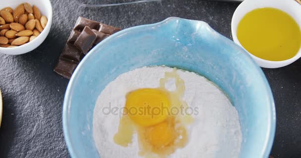 Gingerbread koekjes ingrediënten op een tafel — Stockvideo