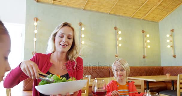 Matka serwowania sałatki córkę w restauracji — Wideo stockowe