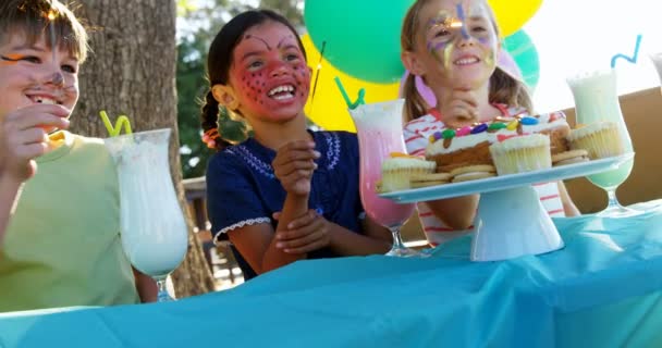 Kinder feiern auf dem Spielplatz — Stockvideo