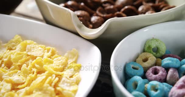 Миски с разнообразным завтраком — стоковое видео