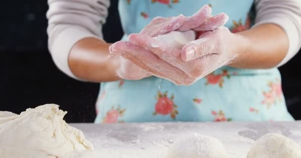 Mujer preparando una bola de masa — Vídeos de Stock