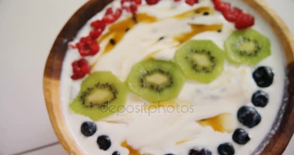 Kiwi завтрак в миске — стоковое видео