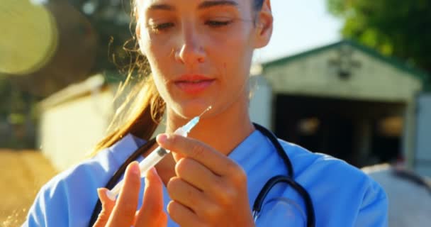Veterinární lékař držící injekční stříkačky — Stock video