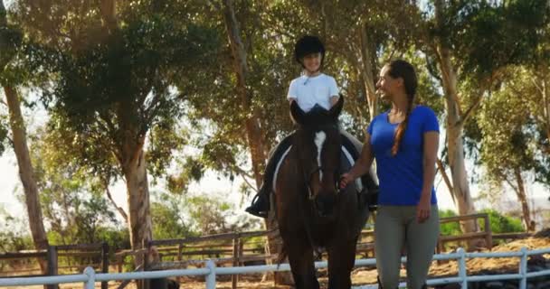 Madre che assiste figlia durante l'equitazione — Video Stock