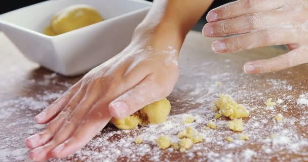 Femme préparant une boule de pâte — Video