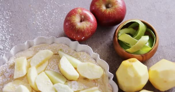 Manzana sobre tarta con azúcar glaseado — Vídeo de stock