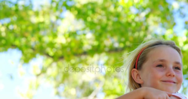 Девушка улыбается на детской площадке — стоковое видео